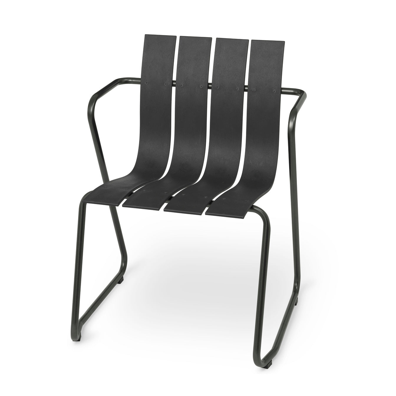 An eco-friendly Ocean Chair made of recycled plastic fishing nets by Mater, in black.